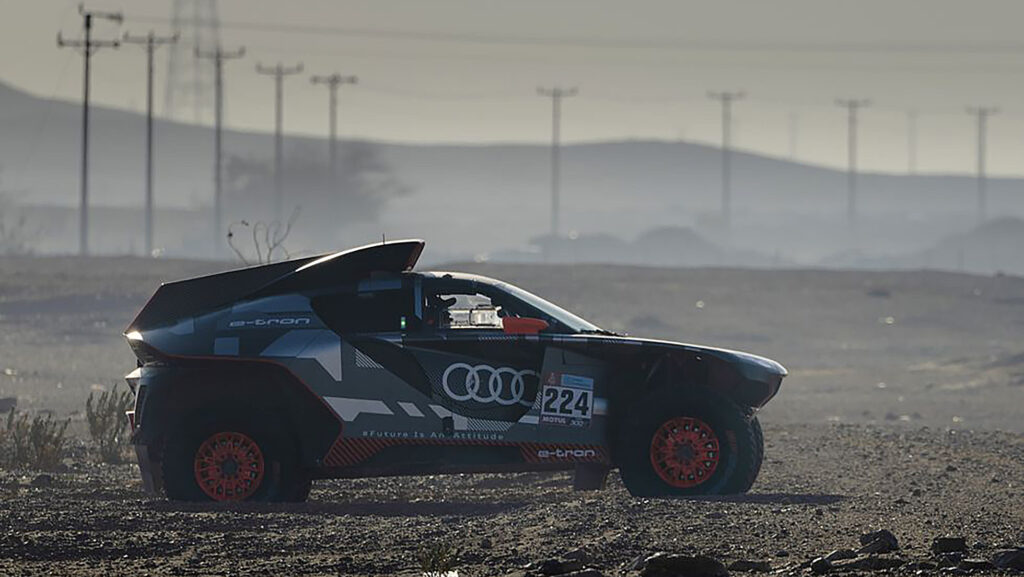 Mattias Ekströms Dakar-Audi f i Saudiarabien 2022.