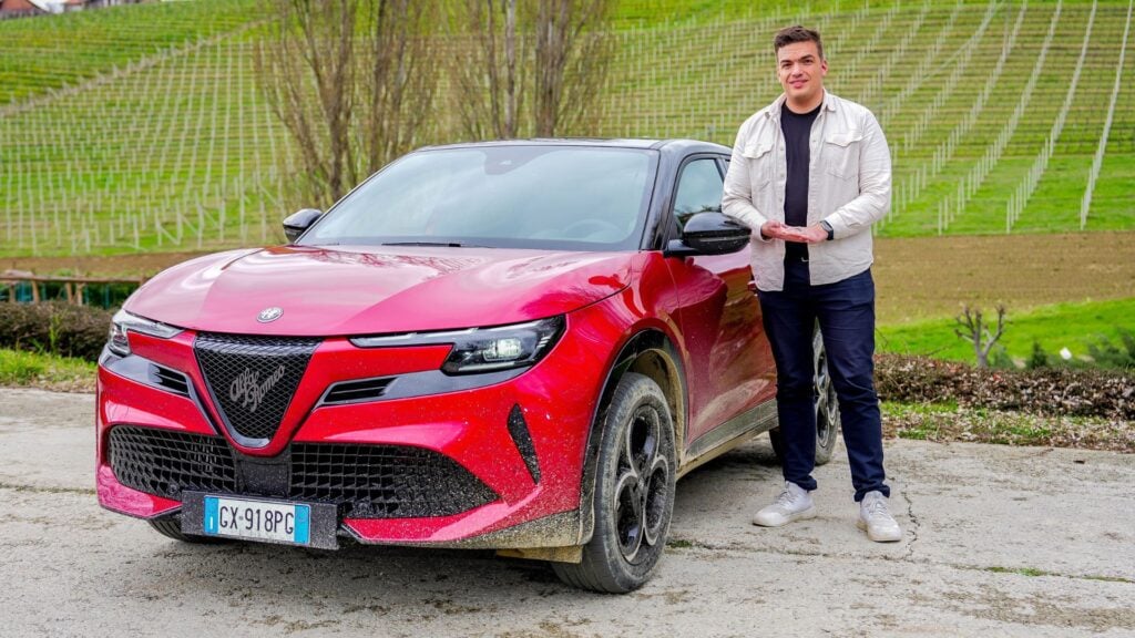 Alfa Romeo Junior Ibrida Q4 gör sig hemma bland vinfälten i Langhe – lika snygg som smart.