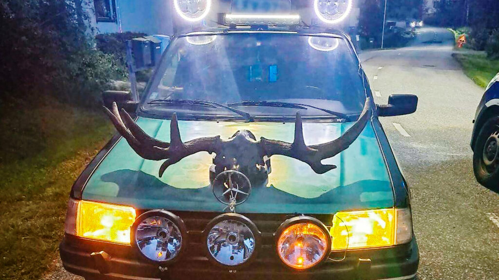 Peugeot med ghord och extrabelysning.