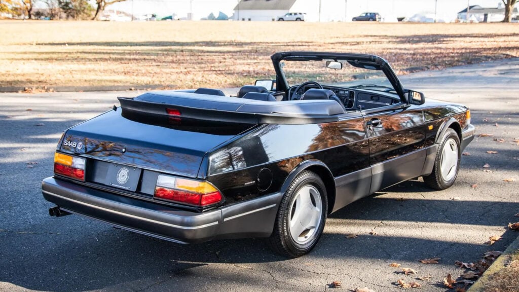 Svart Saab 900 Cabriolet med nefälld sufflett.