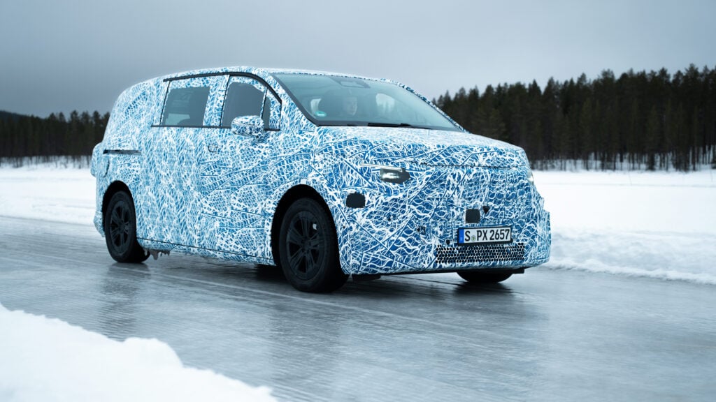 Maskerad Mercedes-Benz MPV-prototyp på is.