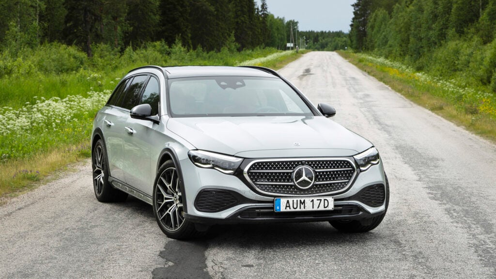 Mercedes-Benz Allterrain på norrländs landsväg.