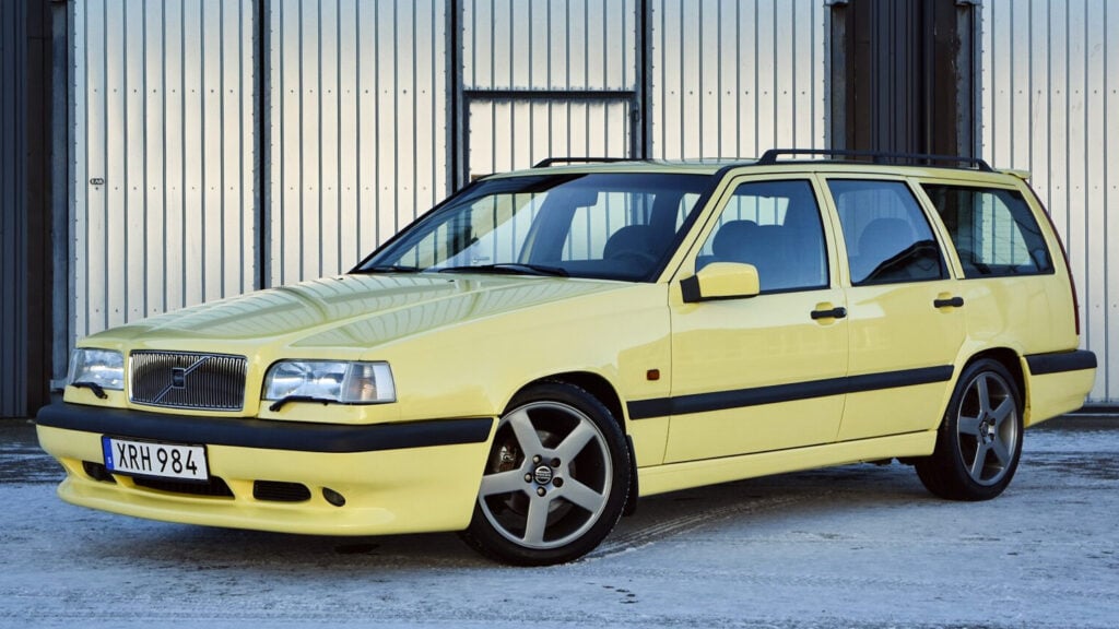 Volvo 850 T-5R "T-Gul" snett framifrån.