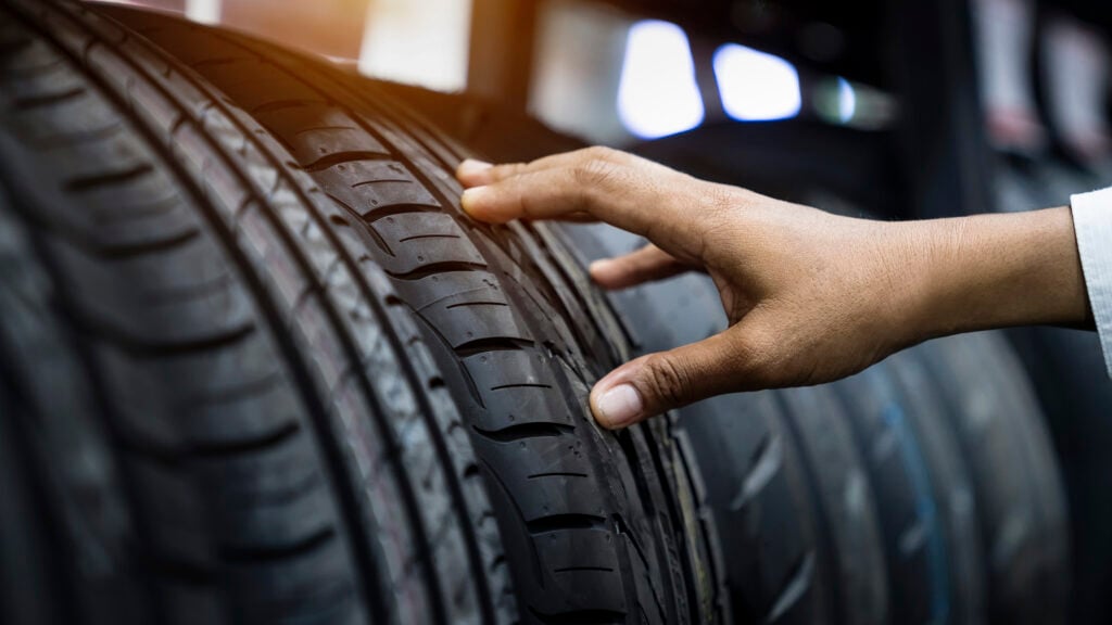 Hand känner på däckmonster