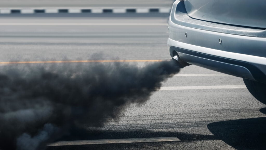 Svart rök från avgasrör