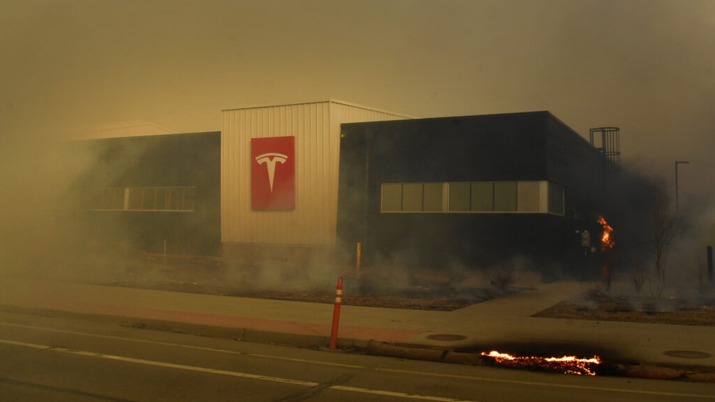 Tesla-handlare i brand.