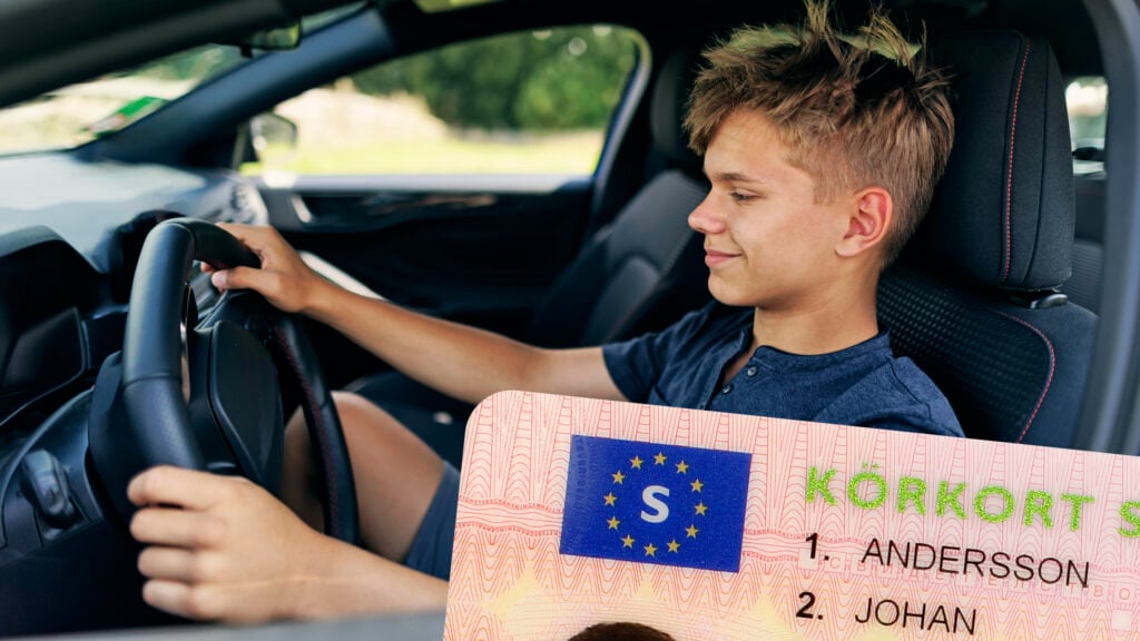 Pojke bakom ratteb och ett svenskt körkort