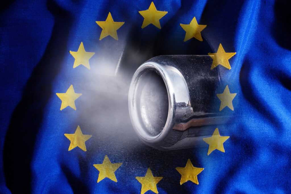 Avgasrör mitt i EU-flaggan