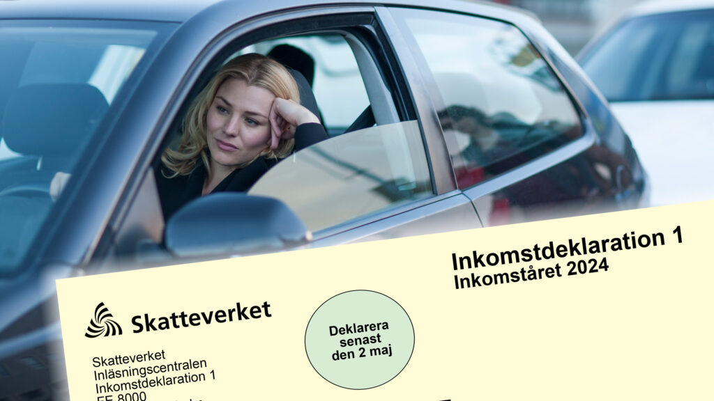 Trött kvinna i bilkö samt deklarationsblankett