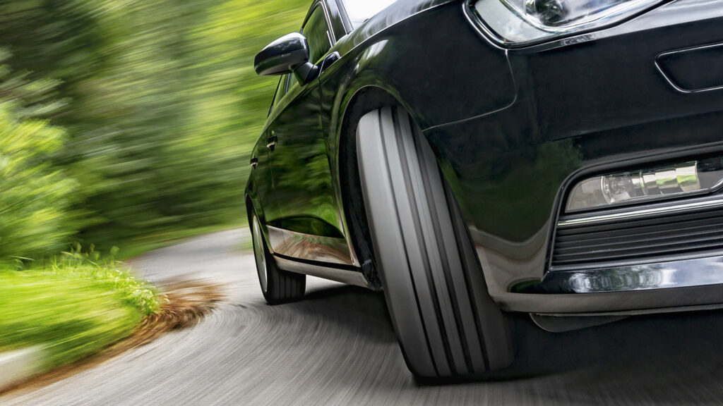 En svart Volkswagen Polo kör ner en väg. (AI text)