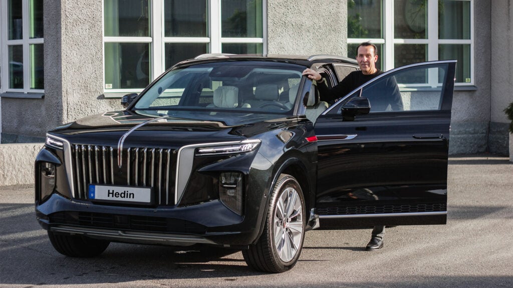Anders Hedin, ägare och vd för Hedin Mobility Group, med Sveriges första Hongqi E-HS9.