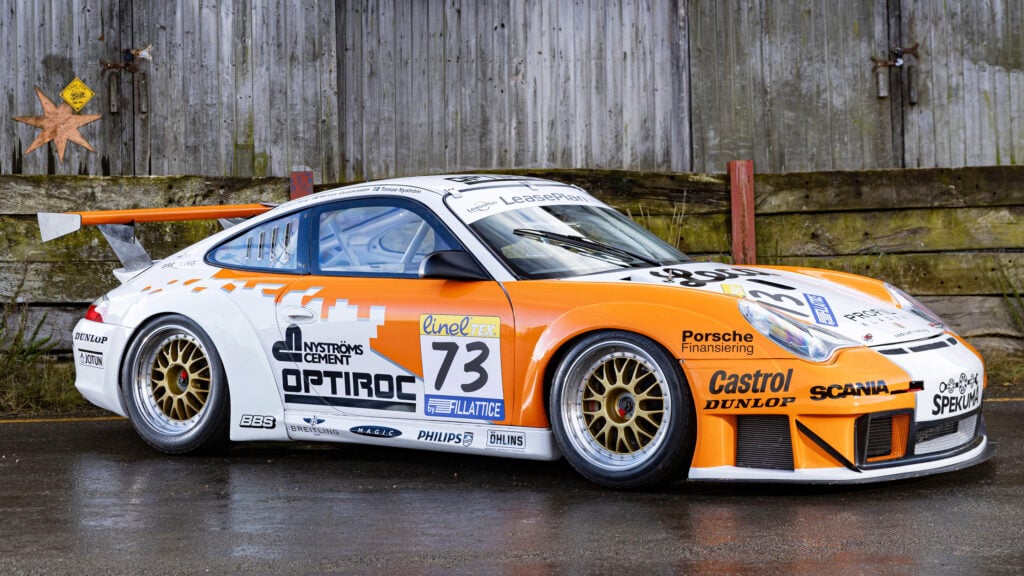 En Porsche 911 GT3, vinnare av Porsche Cup i Sverige, står redo för auktion genom Bonhams Cars, som nu etablerar sig i Sverige.