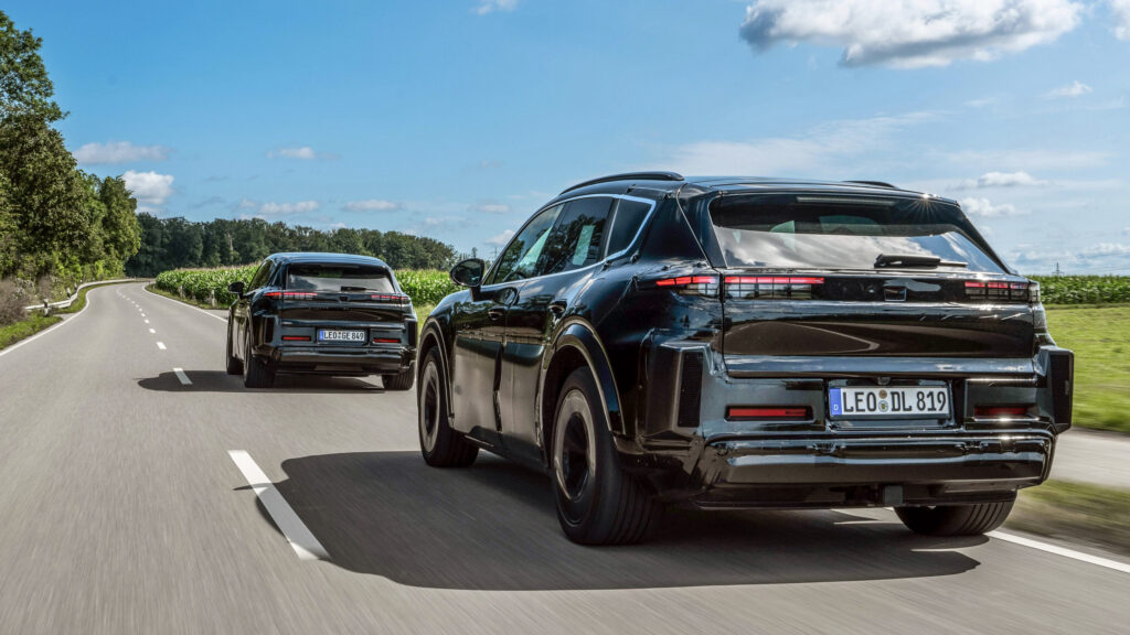 Eldrivna Porsche Cayenne provkörs på allmän väg i Tyskland.
