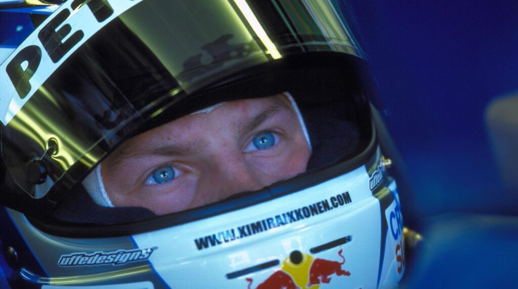 Kimi Räikkönen i sin Sauber-hjälm under F1-debuten i Australien 2001. När bilden togs var han på väg mot sitt första GP-lopp – men minuter tidigare hade han legat och sovit i depån.