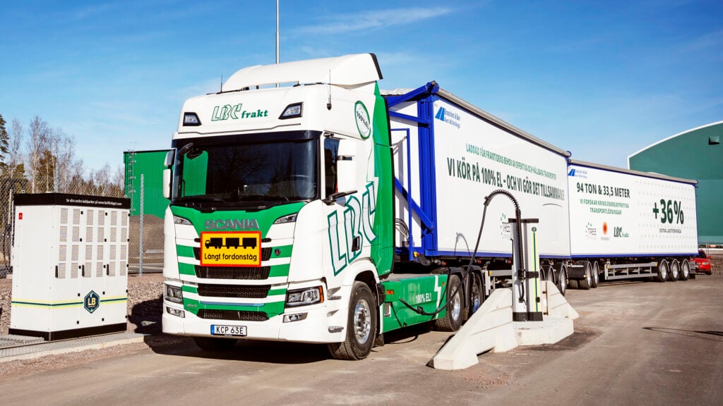 33,5 meter lång ellastbil.