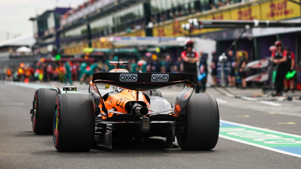 Oscar Piastri i sin McLaren MCL39 inför Australiens GP. McLarens F1-bakvinge granskas av FIA efter misstankar om att den flexar för mycket.