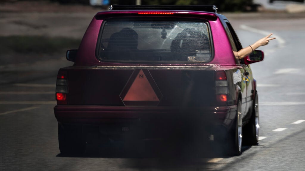 A-traktor som släpper ut svart rök på väg. Foto: Magnus Fröderberg.