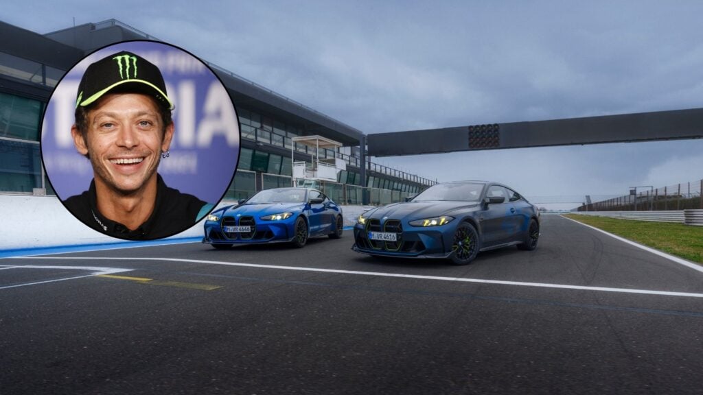 Två BMW M4 CS Edition VR46 står uppställda på en racerbana, en i Marina Bay Blue och en i Frozen Tanzanite Blue. Valentino Rossi syns i en infälld cirkelbild, leende med sin Monster Energy-keps.