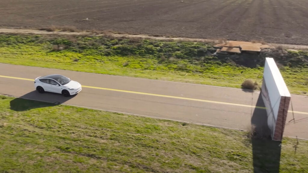 Tesla Model 3 på väg att köra in en vägg.