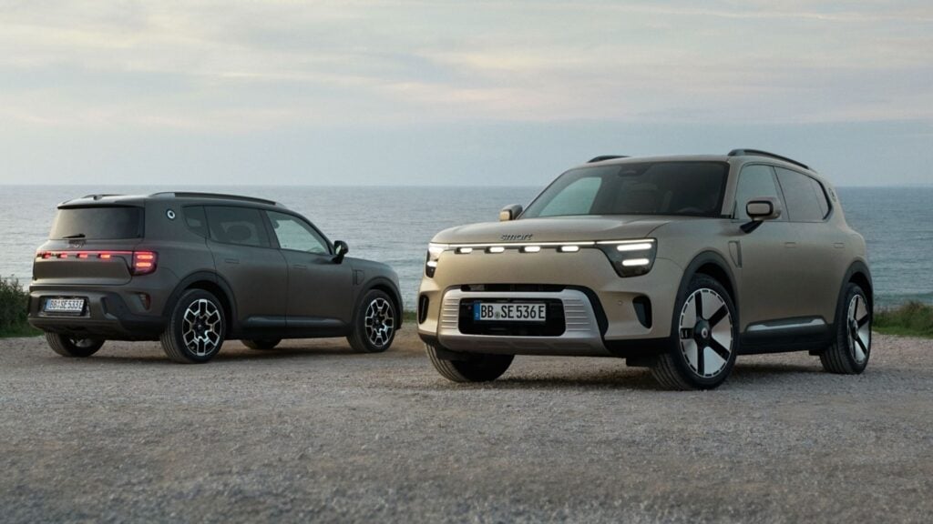 Två exemplar av elbilen Smart #5 parkerade vid havet, visande både front och bakdel.