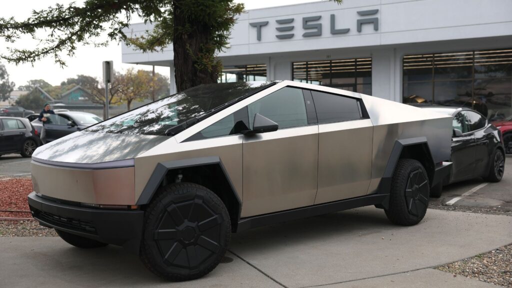Tesla Cybertruck parkerad utanför en återförsäljare – risk för att stålpaneler lossnar under körning.
