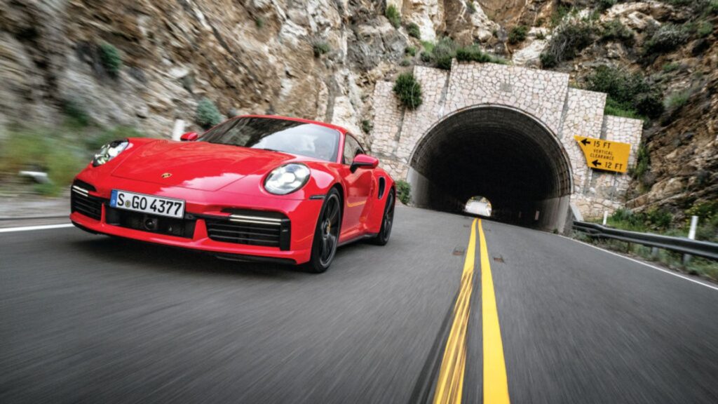 Röd Porsche 911 kör in i tunnel – sportbil med låg värdeminskning