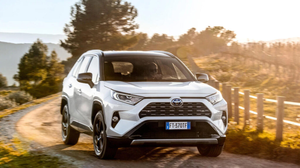 Vit Toyota Rav4 på grusväg i motljus