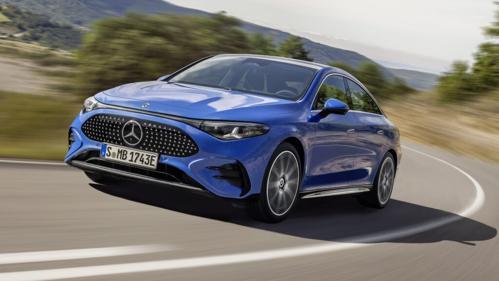Blå Mercedes-Benz CLA snett framifrån.