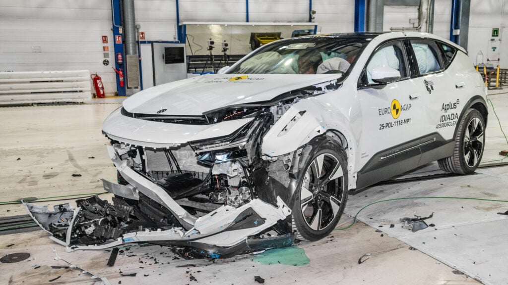 Krockad vit Polestar 3