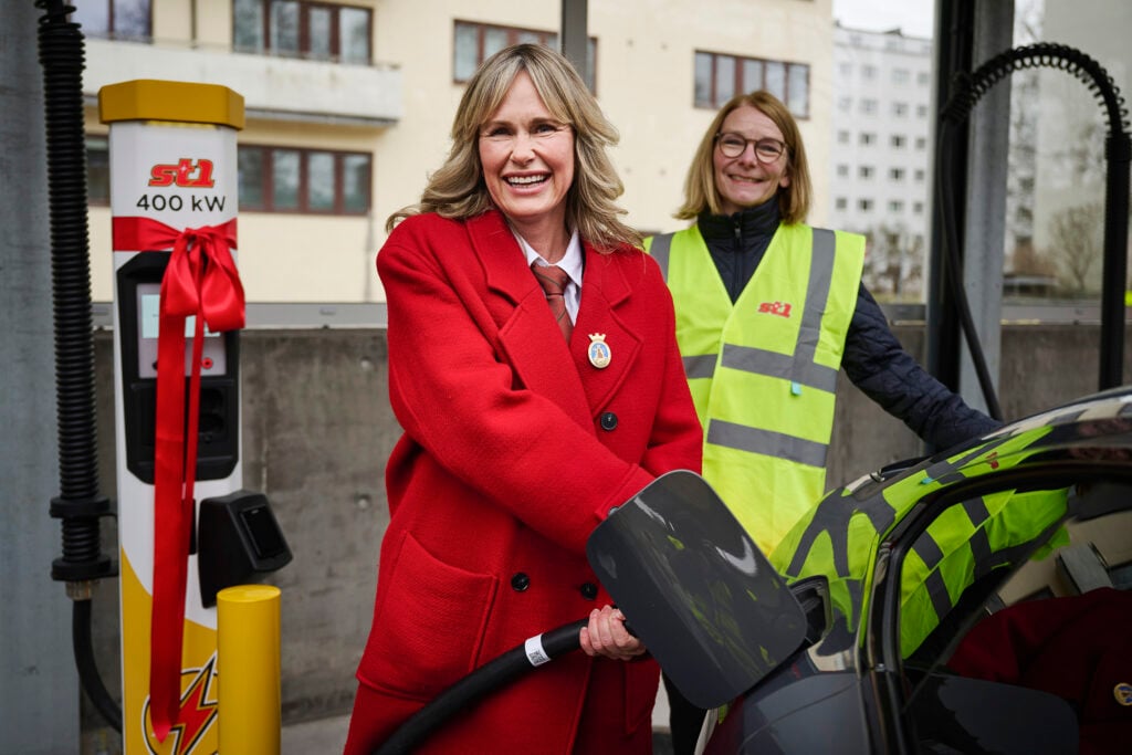 Oslos borgmästare Anne Lindboe (H) laddar elbil.