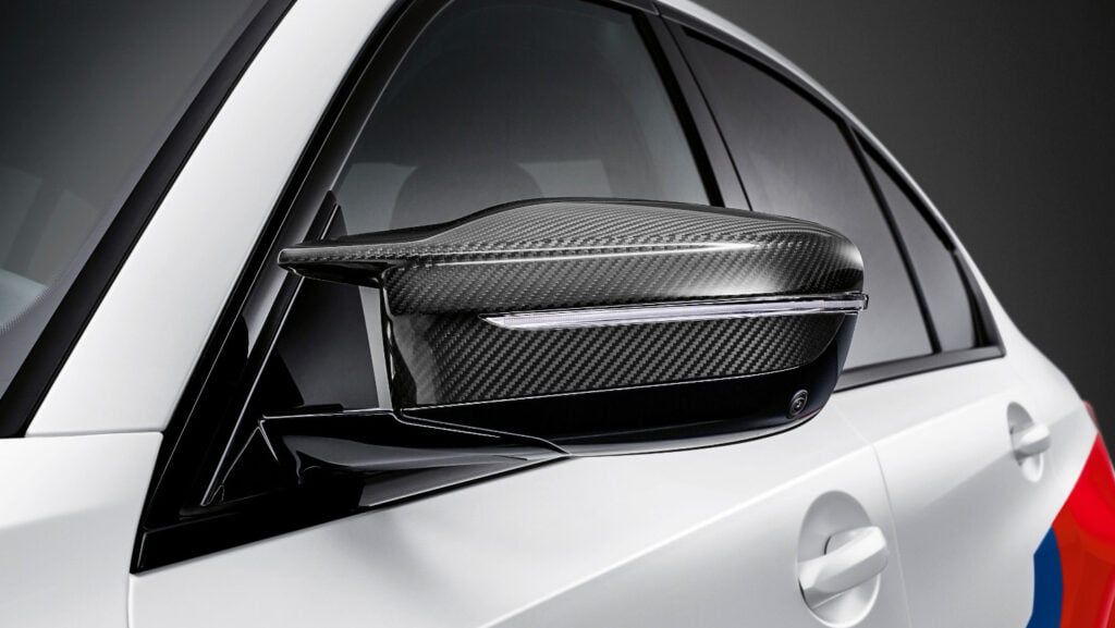 Sidobackspegel med kåpa i kolfiber på en BMW.