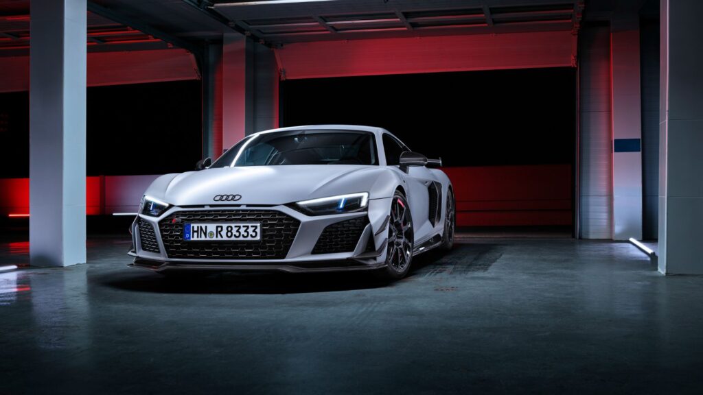Audi R8 Coupe V10 GT RWD i garage med dramatisk belysning.