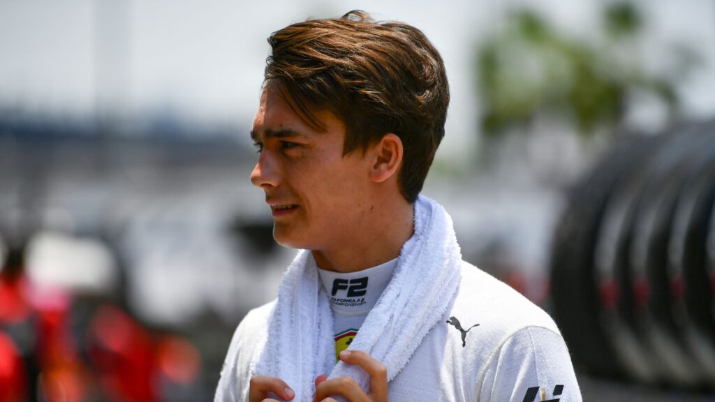 Dino Beganovic i depån efter kvalet i Saudiarabien 2025, med handduk runt nacken efter en frustrerande session.