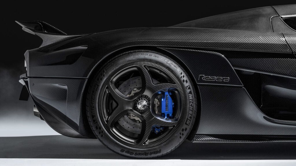 Koenigsegg Regera i med naken kolfiberkaross