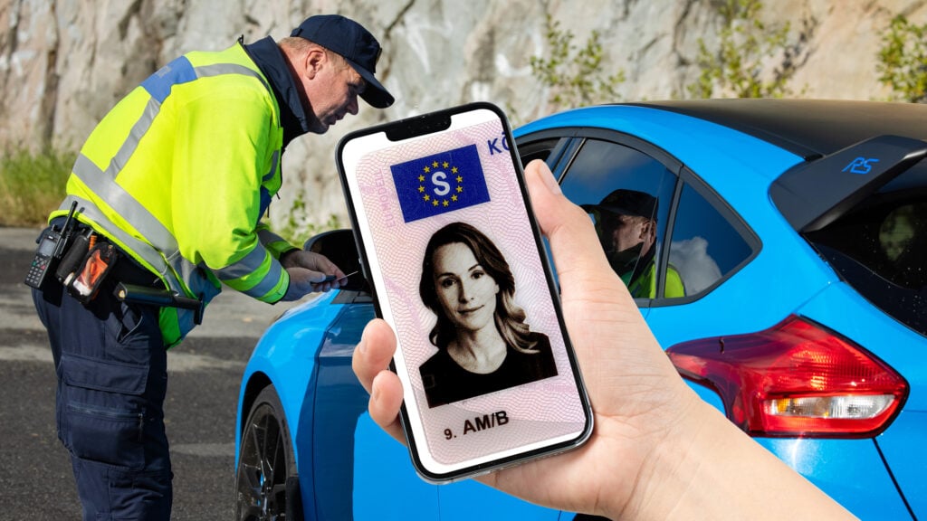 Inspektör kontrollerar körkort vid trafikkontroll.