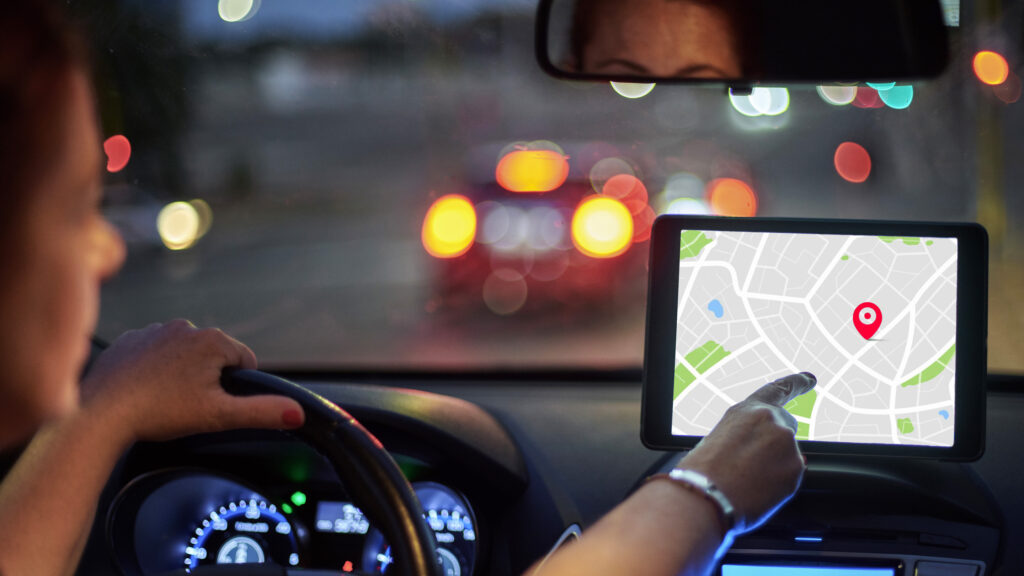 Förare pekar på en skärm med en karta.