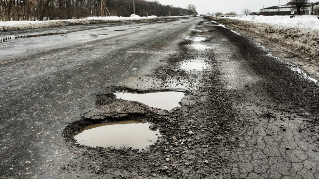 Potthål längs landsväg