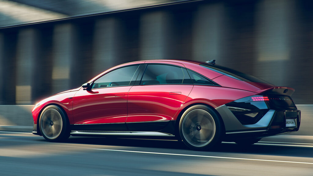 Mercedes-Benz E-klassen kör längs vägen. (AI text)