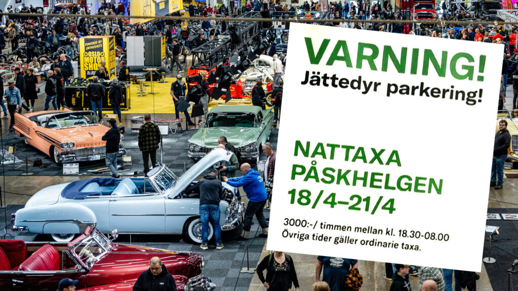 Vy över bilmässan och varningsskylt för dyr parkering.