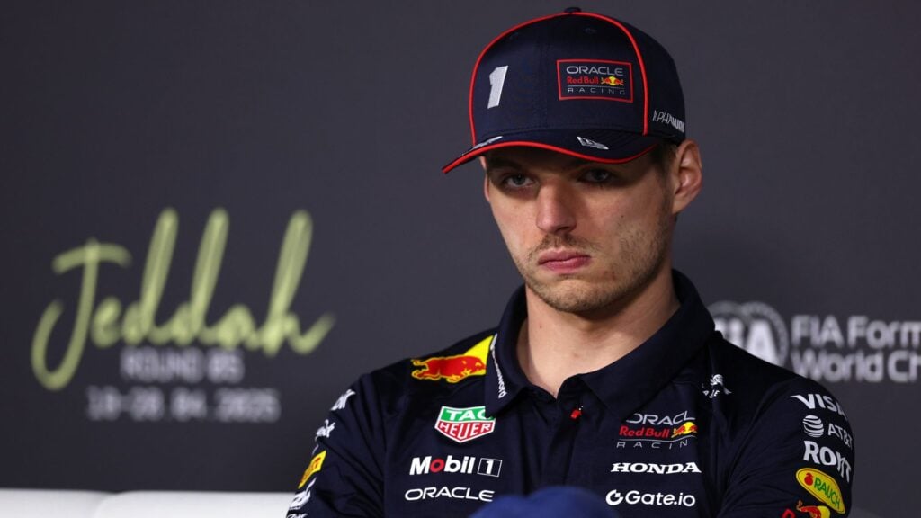Max Verstappen med allvarlig min under en presskonferens inför Saudiarabiens Grand Prix 2025.