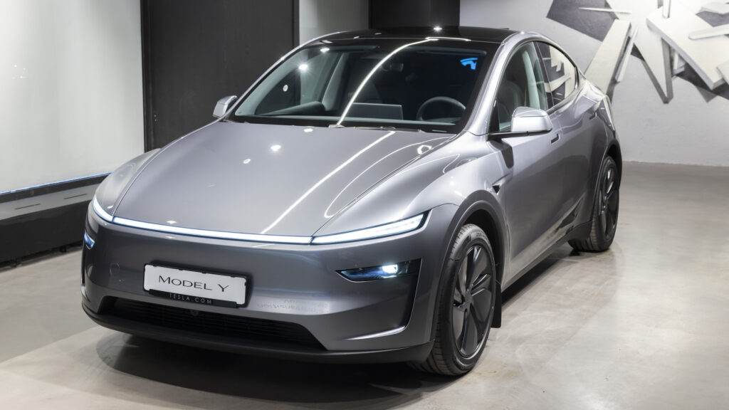 Tesla Model Y snett framifrån
