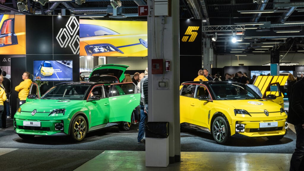 En gul och en grön Reanult 5 E-tech.