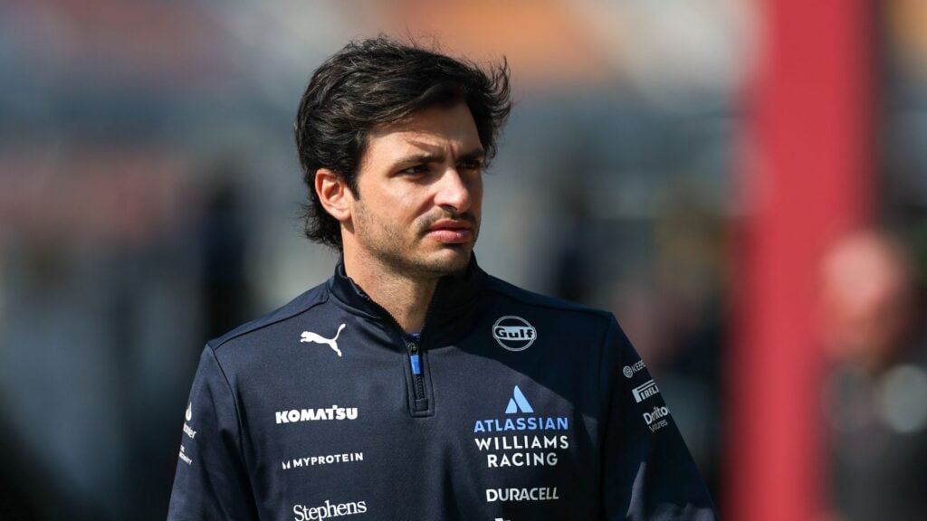 Carlos Sainz i Williams-teamkläder under ett racehelgsförberedelse, allvarlig och fokuserad.