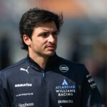 Carlos Sainz i Williams-teamkläder under ett racehelgsförberedelse, allvarlig och fokuserad.