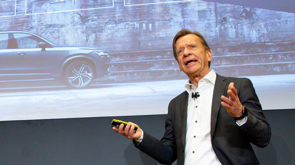 Hakan Samuelsson håller föredrag. Står framför en skärm.