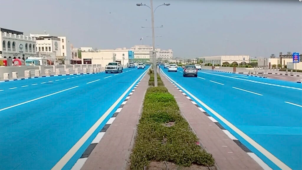 Väg i Quatar med blå asfalt.
