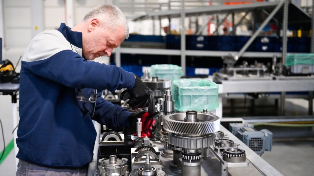 Stellantis-medarbetare monterar eDCT-växellåda i Turin 2024.