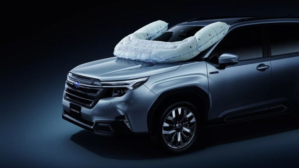 Subaru Forester med extern airbag för cyklistskydd, utlöses längs motorhuv och A-stolpar.