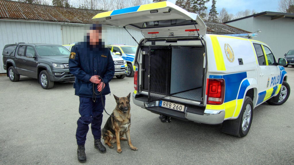 Hundförare med hund och polisbil, Volkswagen Amarok.