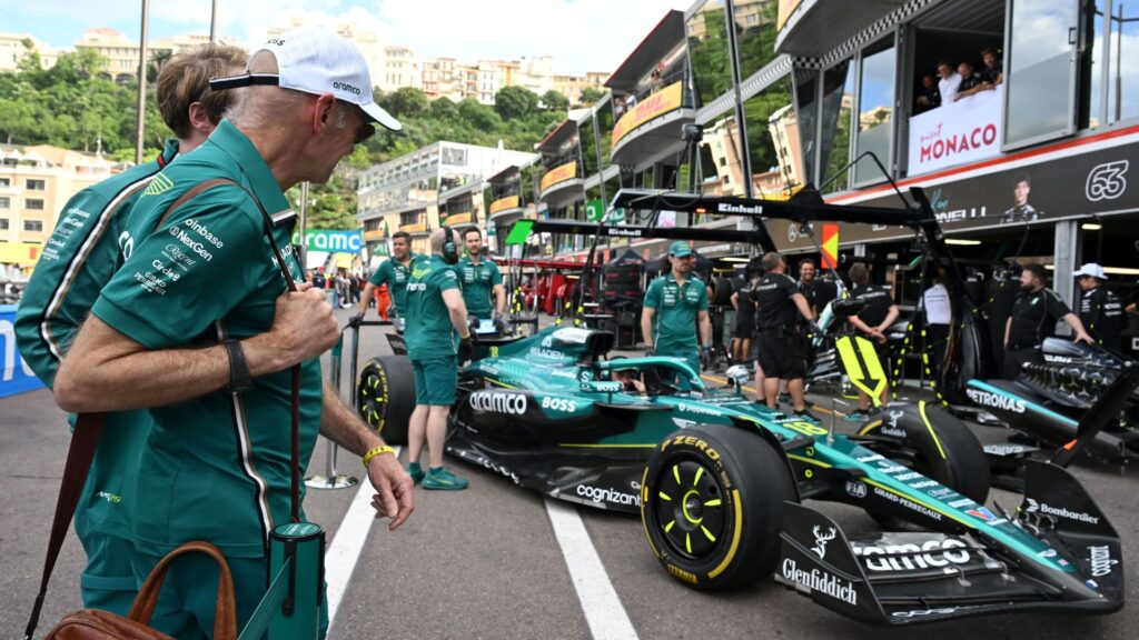 En racingbil står parkerad på en gata. (AI text)